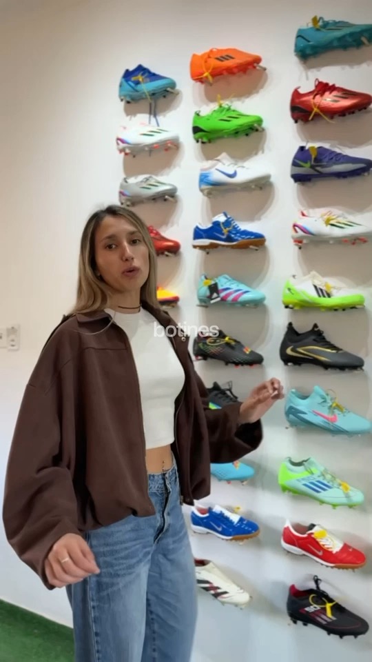 Pared de botines en el showroom RIGHT