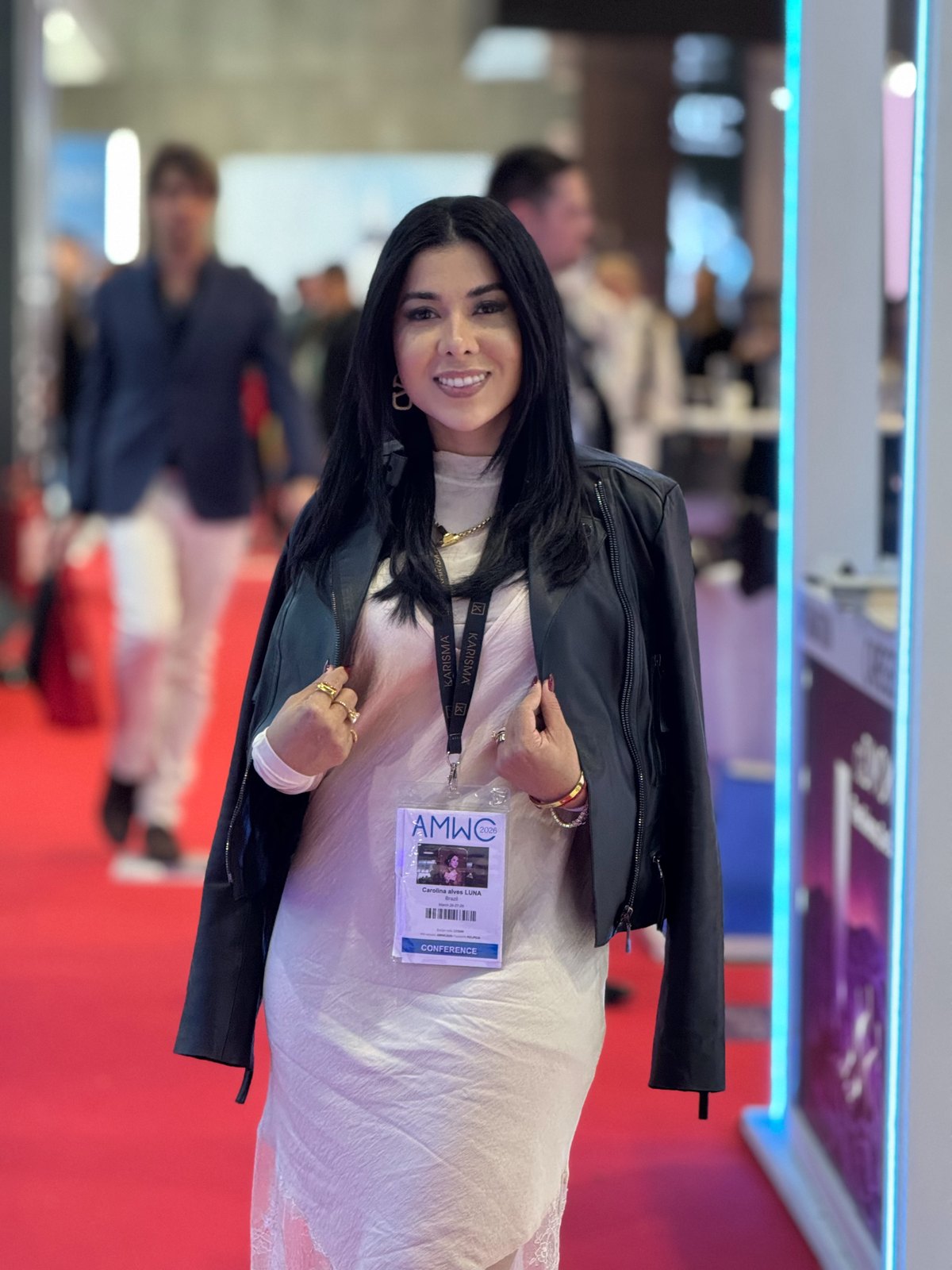 Dra. Carolina Luna com Credencial Oficial no AMWC Mônaco