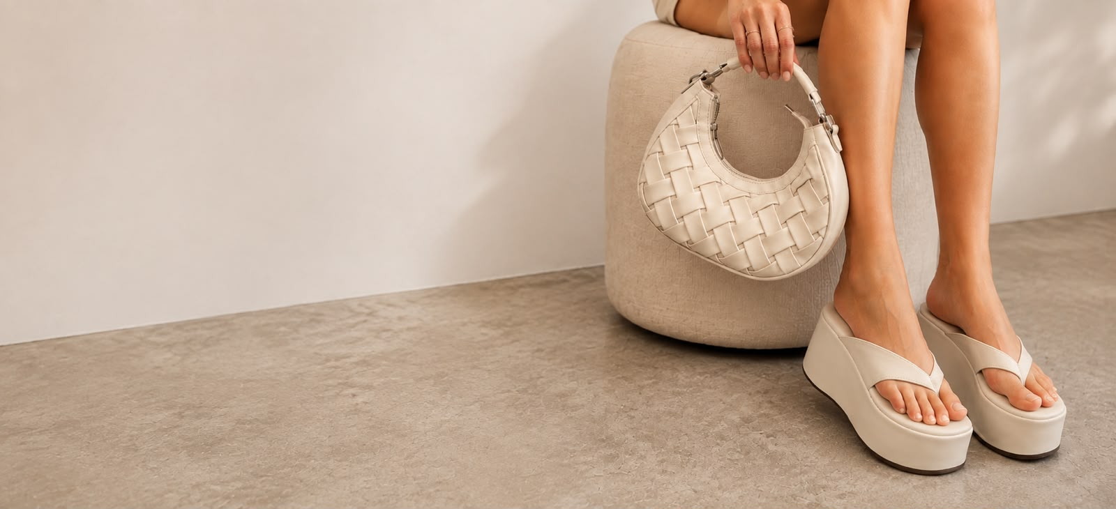 Modelo com bolsa e sandálias da coleção Arraze