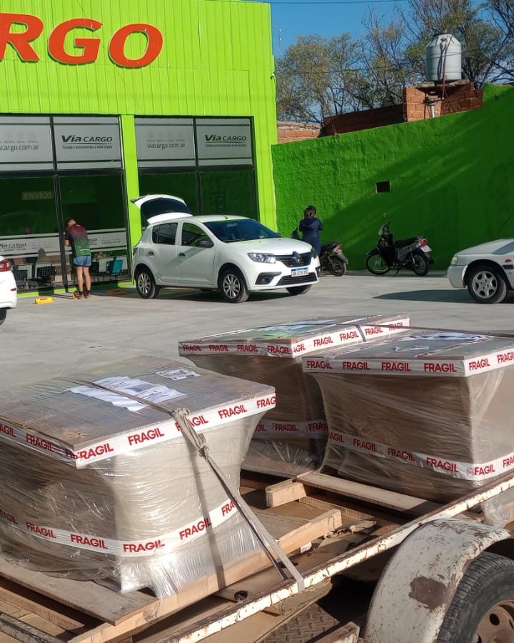 Un cliente retira su pedido embalado en la sucursal