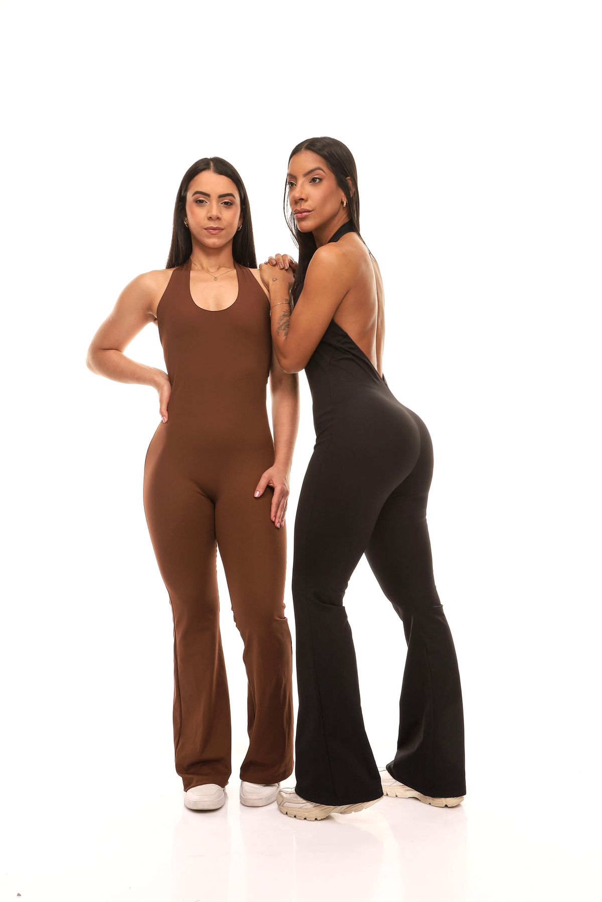 Duas mulheres usando o Macacão Curve nas cores marrom e preto