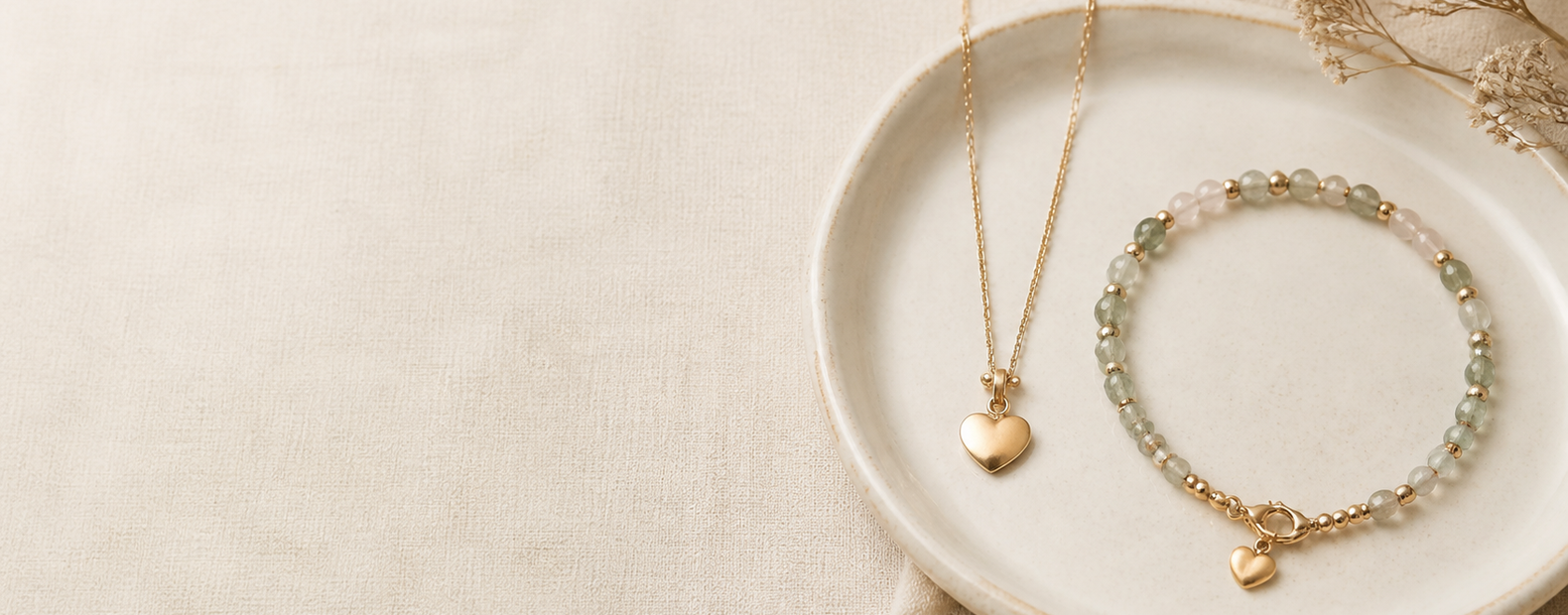 Colar e pulseira artesanais com detalhes de coração em composição clara