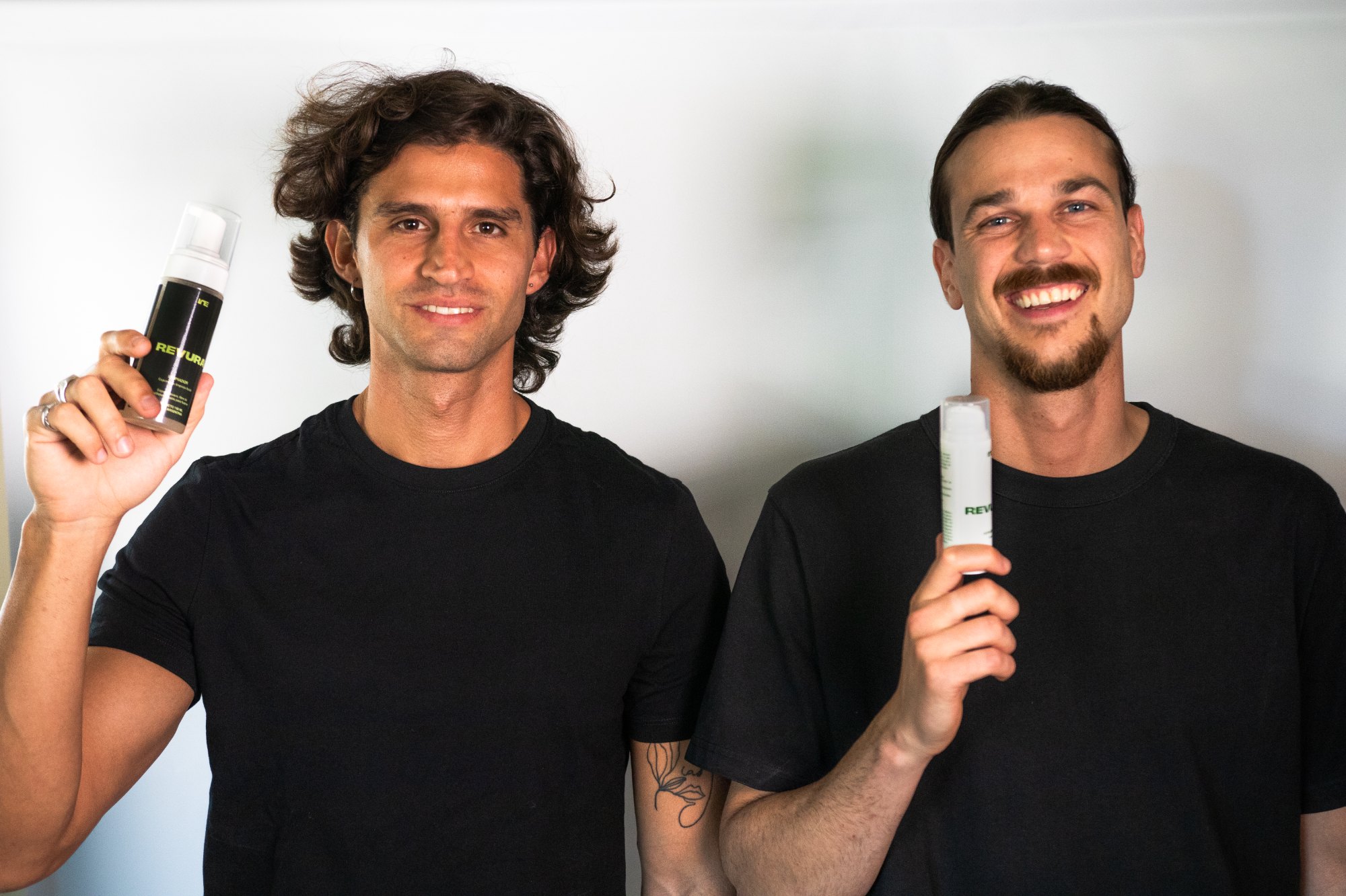 Dos hombres con los productos Revura en la mano