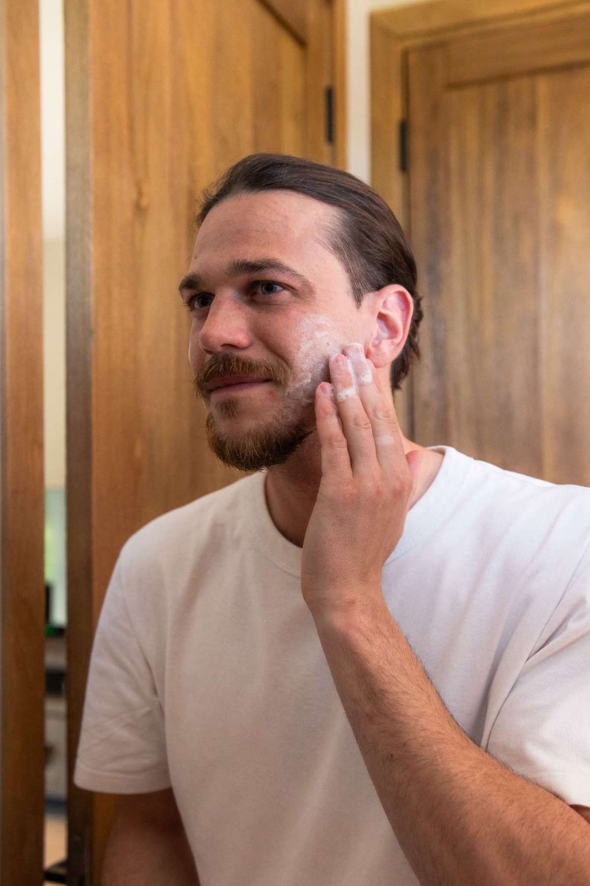 Hombre aplicandose el limpiador facial Revura