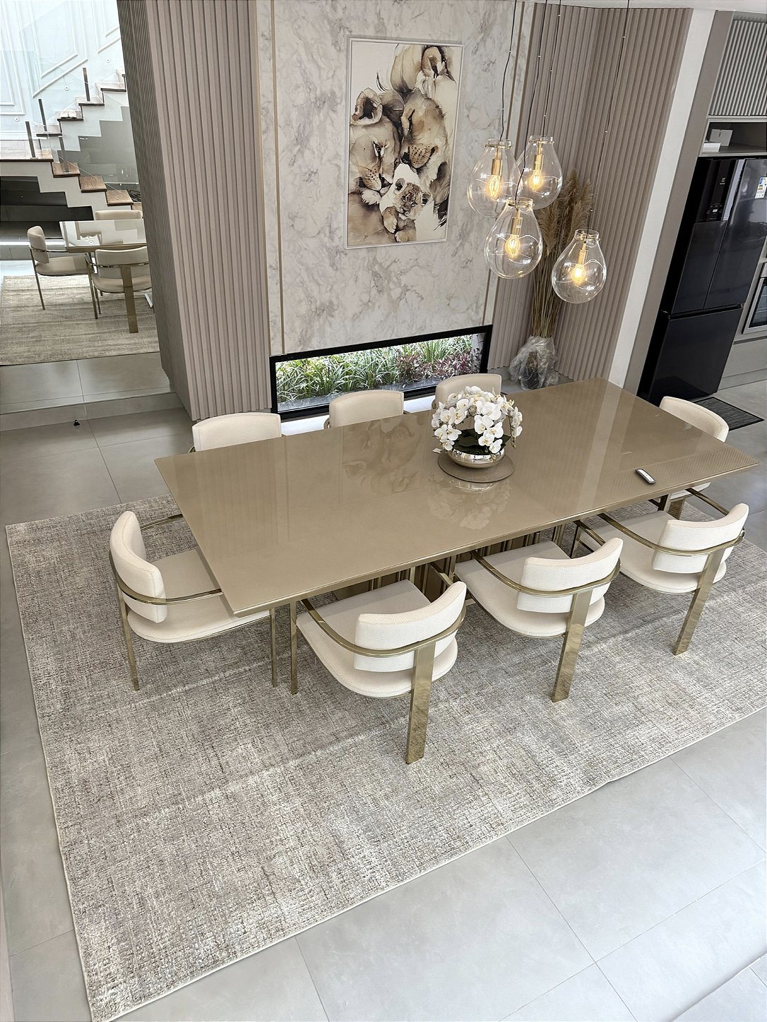 Sala de jantar com tapete na medida correta sob a mesa e as cadeiras