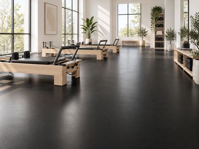 Estudio de pilates con piso de goma liso negro