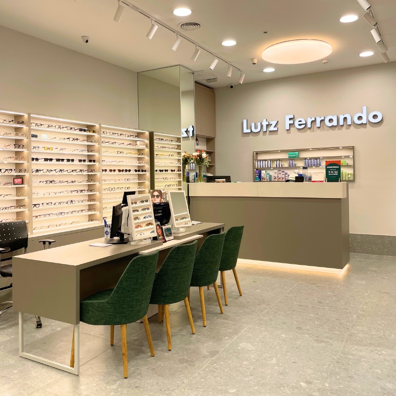 Pareja siendo atendida en una óptica Lutz Ferrando