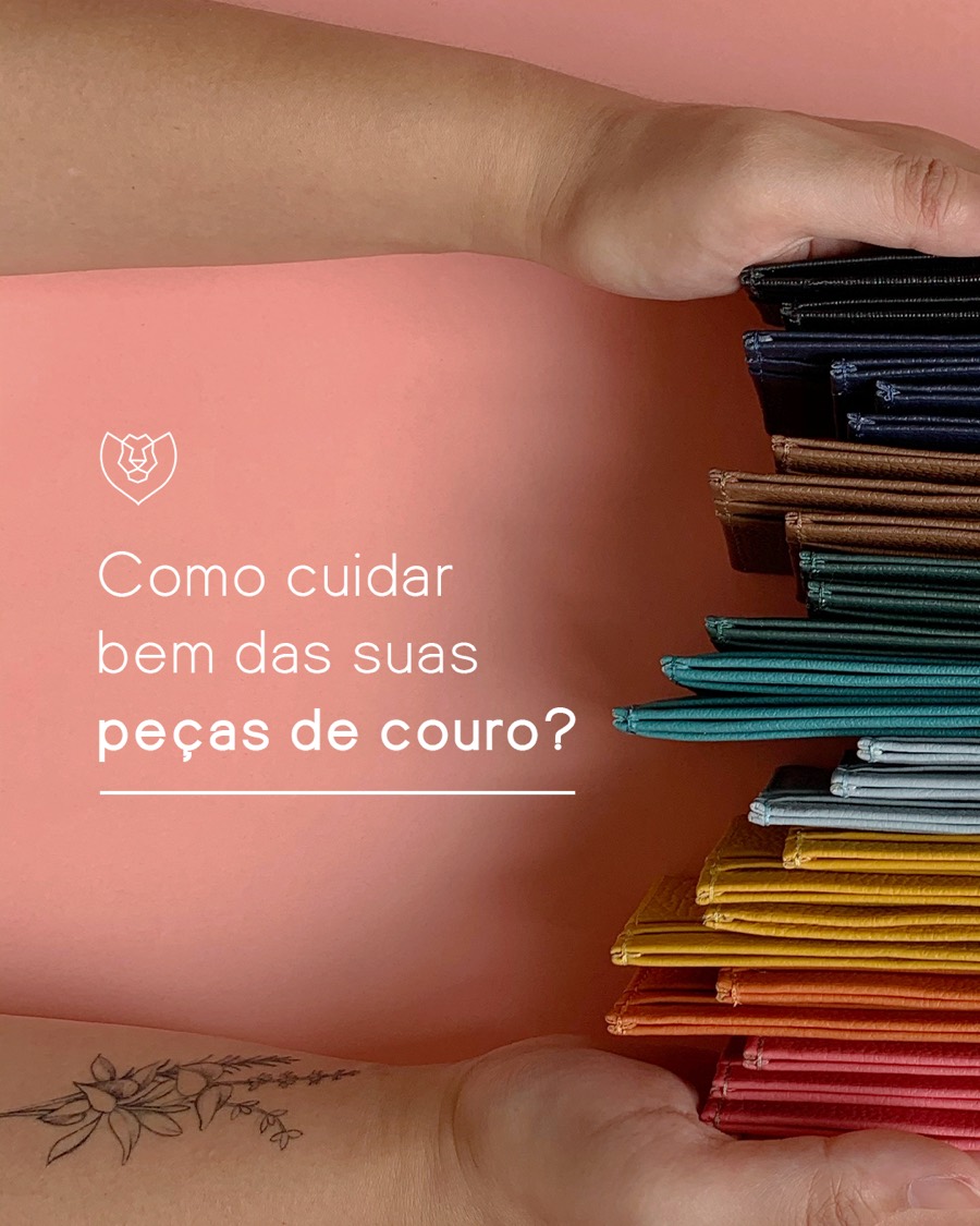 Duas mãos segurando uma pilha de carteiras de couro coloridas sobre fundo coral. Texto: como cuidar bem das suas peças de couro?