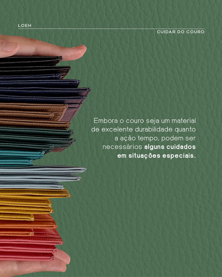 A mesma pilha de carteiras coloridas, agora sobre um fundo de couro verde texturizado. Texto: embora o couro seja um material de excelente durabilidade quanto a ação tempo, podem ser necessários alguns cuidados em situações especiais.
