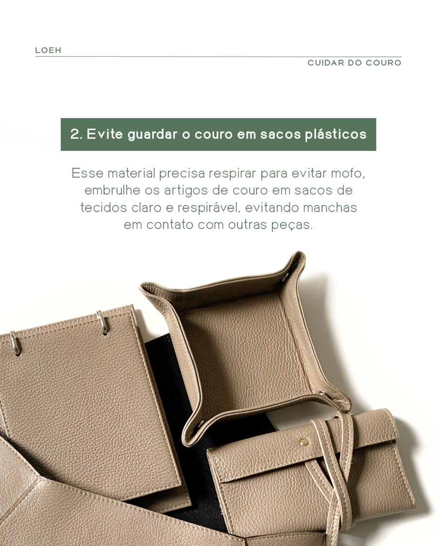 Porta-objetos, carteira e pasta de couro bege sobre fundo branco. Texto: 2. Evite guardar o couro em sacos plásticos. Esse material precisa respirar para evitar mofo, embrulhe os artigos de couro em sacos de tecidos claro e respirável, evitando manchas em contato com outras peças.