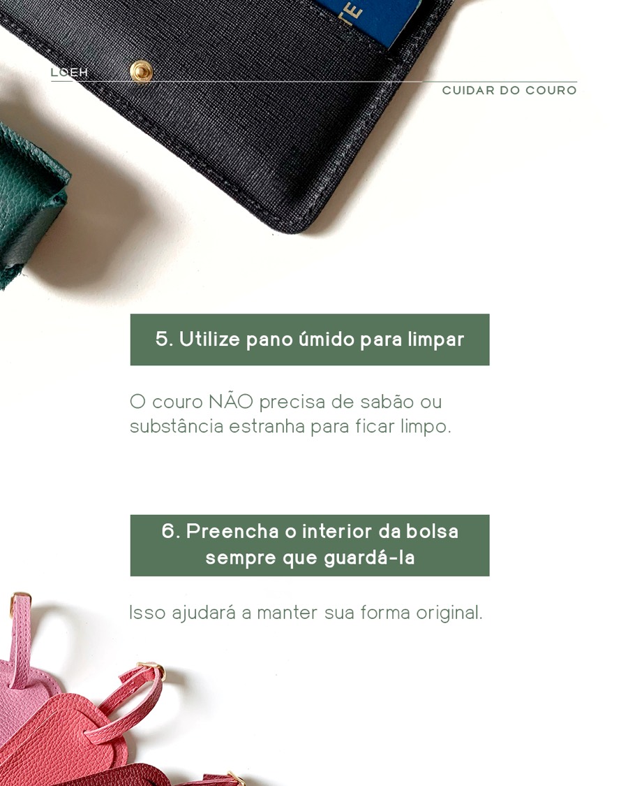 Porta-passaporte de couro preto e tags de couro cor-de-rosa sobre fundo branco. Texto: 5. Utilize pano úmido para limpar. O couro NÃO precisa de sabão ou substância estranha para ficar limpo. 6. Preencha o interior da bolsa sempre que guardá-la. Isso ajudará a manter sua forma original.