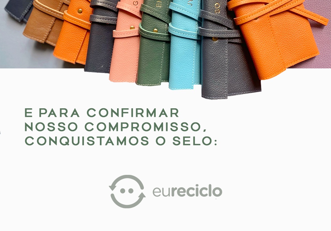 Leque de carteiras de couro em várias cores. Texto: e para confirmar nosso compromisso, conquistamos o selo eu Reciclo.