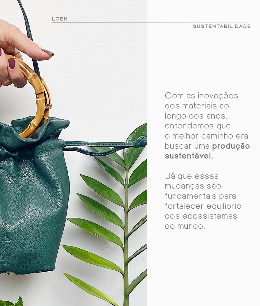 Bolsa de couro verde pendurada ao lado de uma folha. Texto: com as inovações dos materiais ao longo dos anos, entendemos que o melhor caminho era buscar uma produção sustentável.