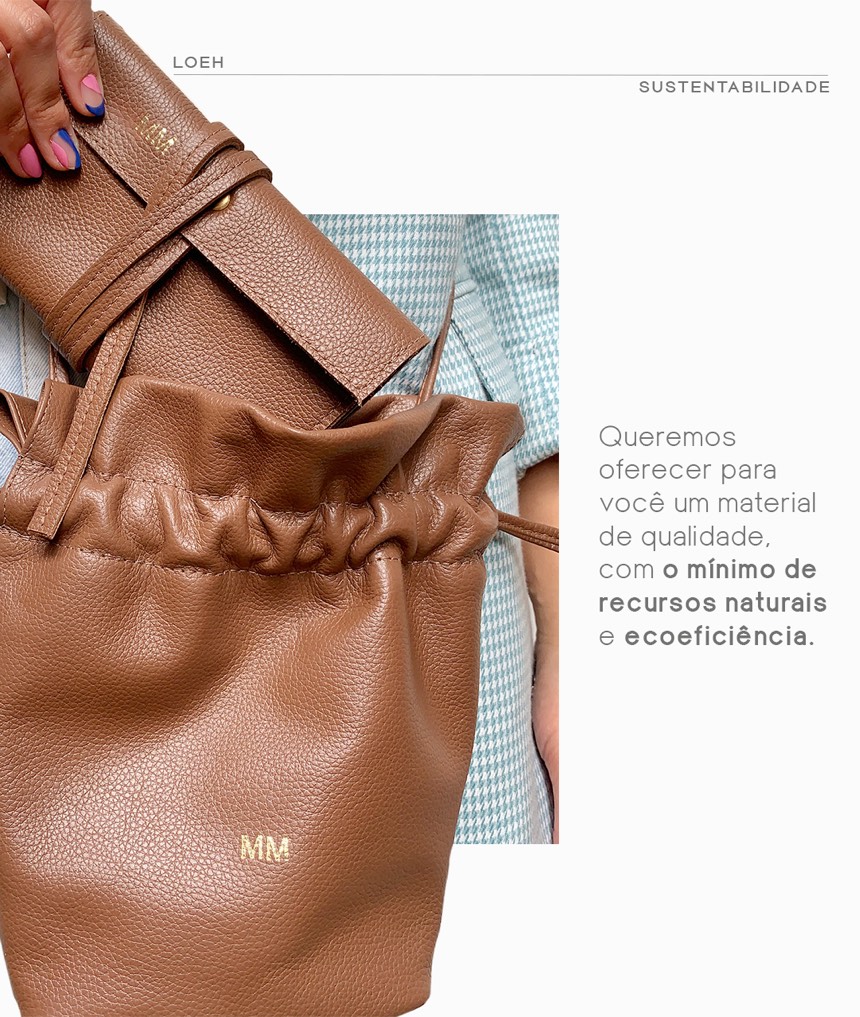 Bolsa de couro caramelo com monograma gravado. Texto: queremos oferecer para você um material de qualidade, com o mínimo de recursos naturais e ecoeficiência.