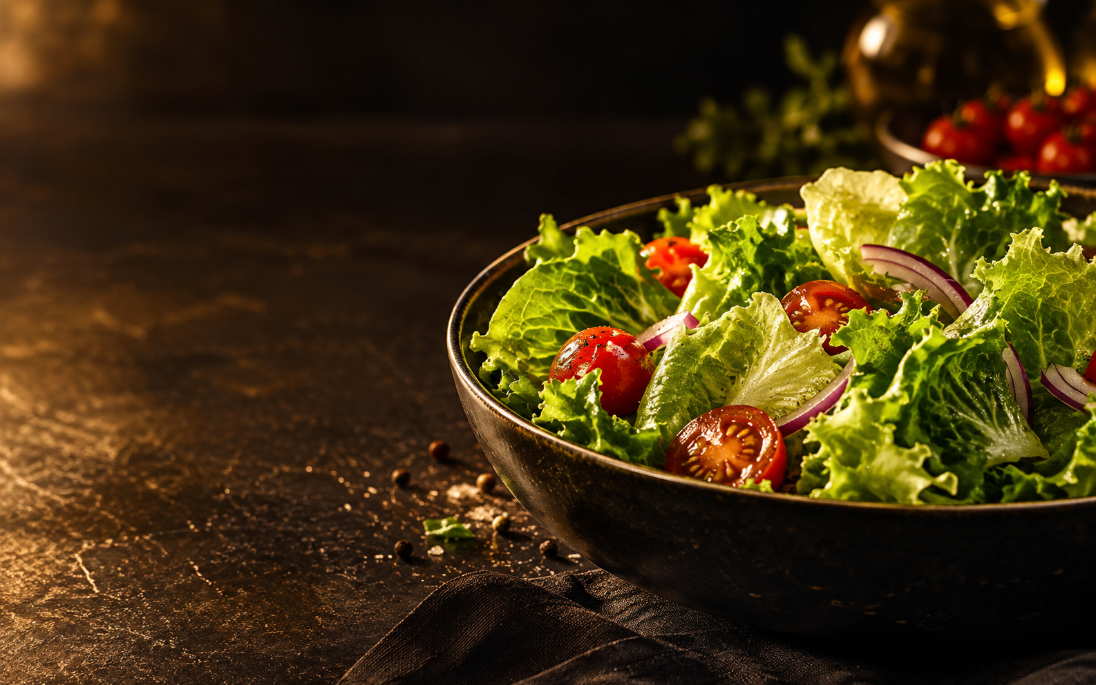 Salada fresca com alface e tomates