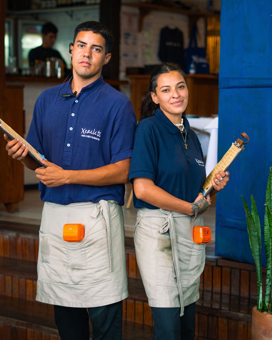 Equipe de bar com aventais Lavoro