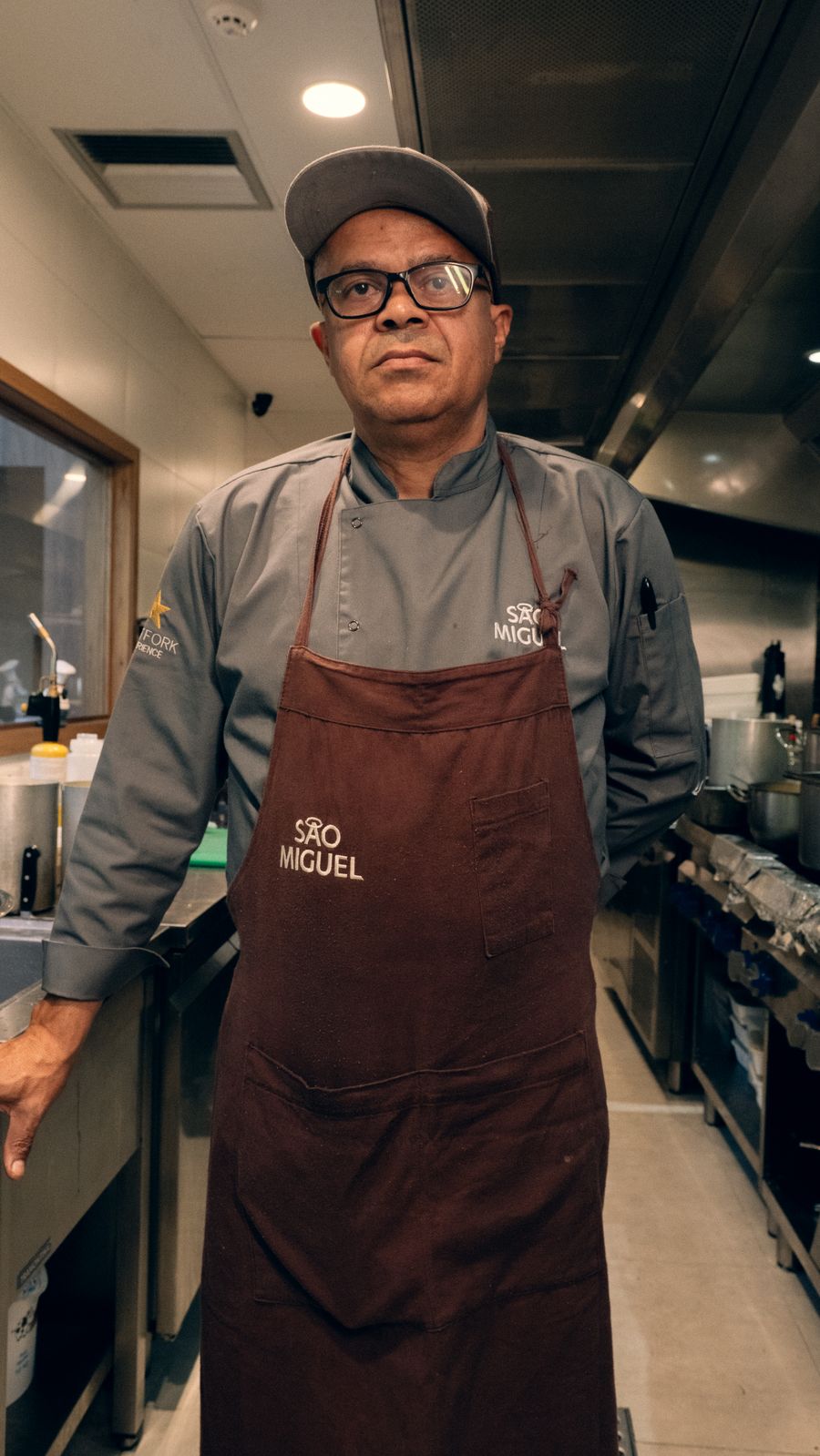 Cozinheiro com avental Lavoro na cozinha