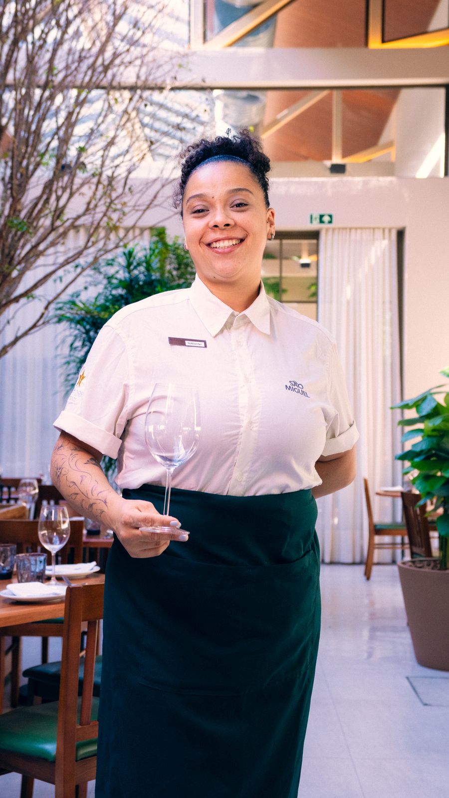 Garçonete com camisa e avental Lavoro no salão