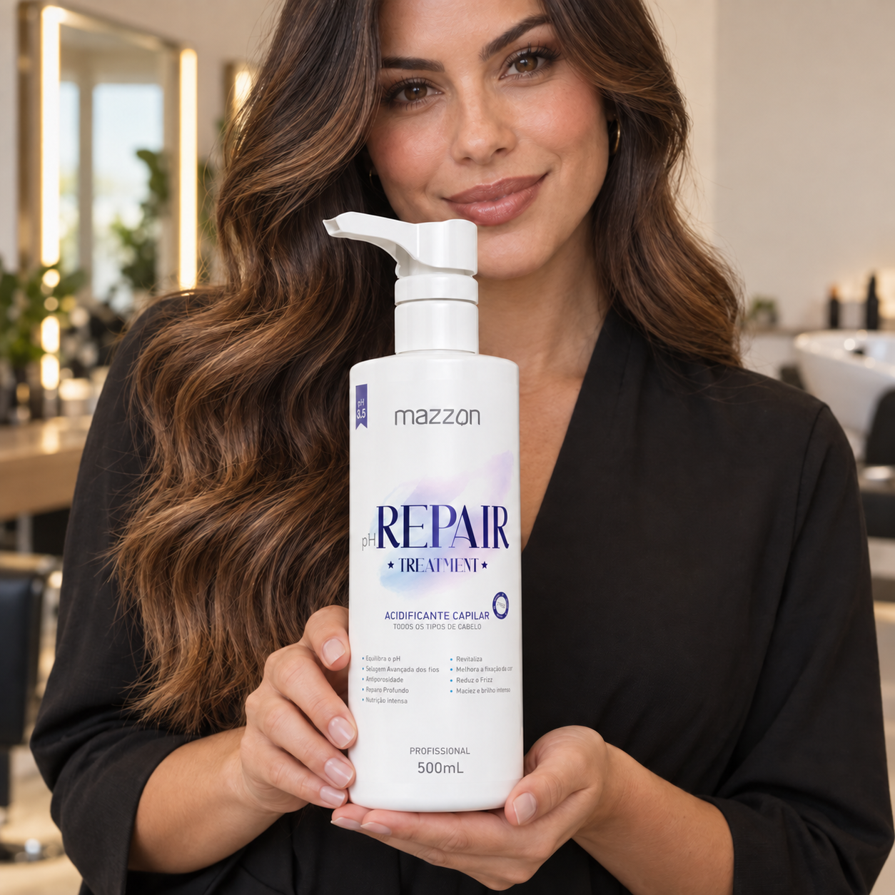 Pessoa segurando o Acidificante PH Repair 500 ml, imagem ilustrativa