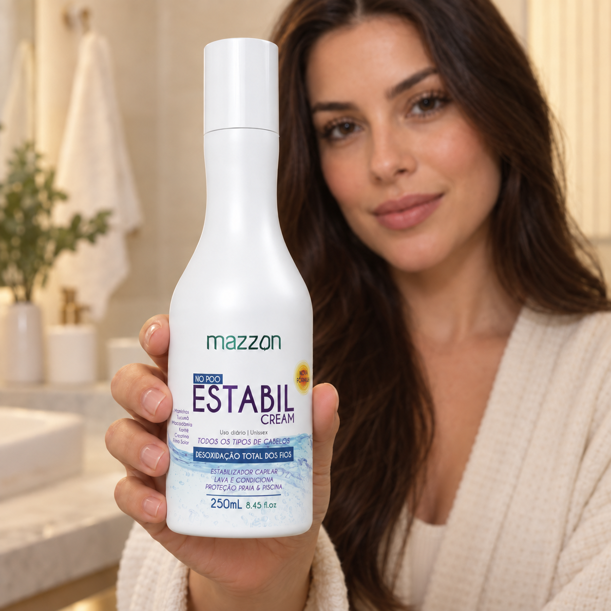Pessoa segurando o Estabil Cream No Poo 250 ml, imagem ilustrativa