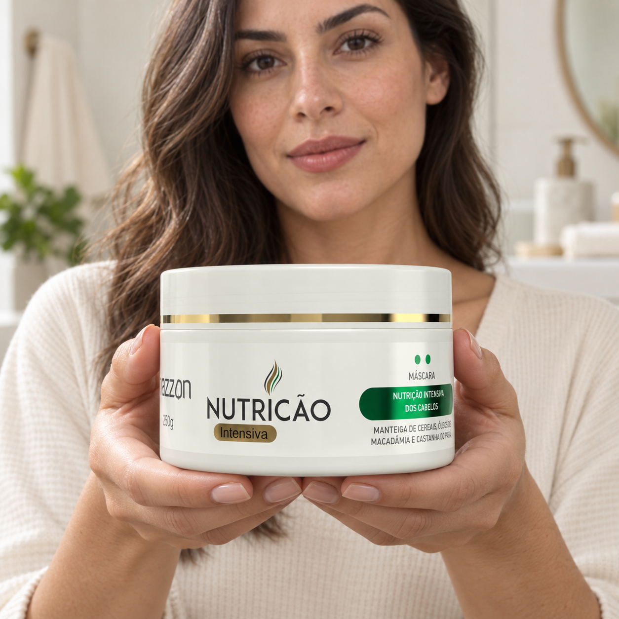 Pessoa segurando a Máscara Nutrição Intensiva 250 g, imagem ilustrativa