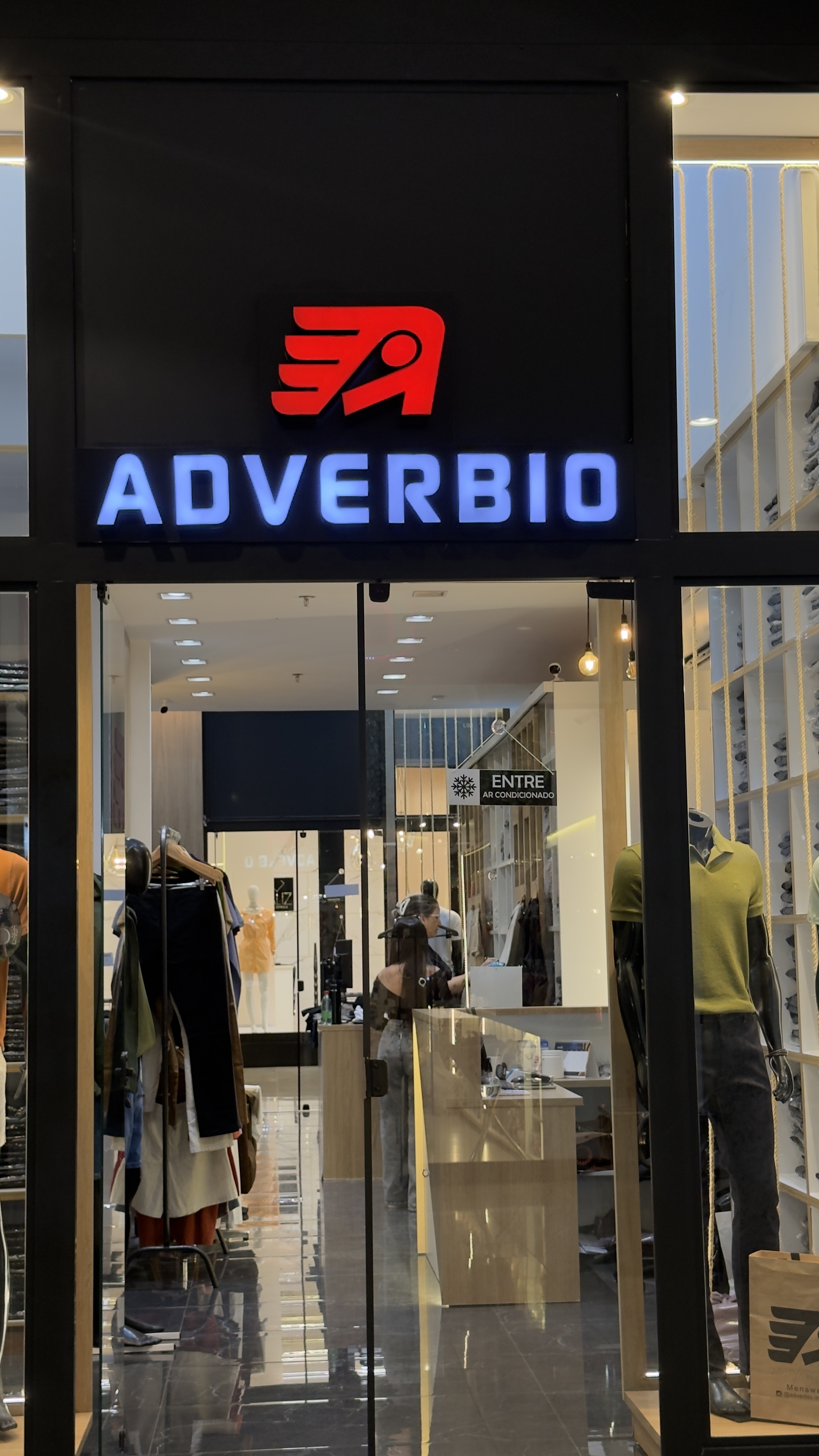 Fachada da loja física Adverbio em Goiânia