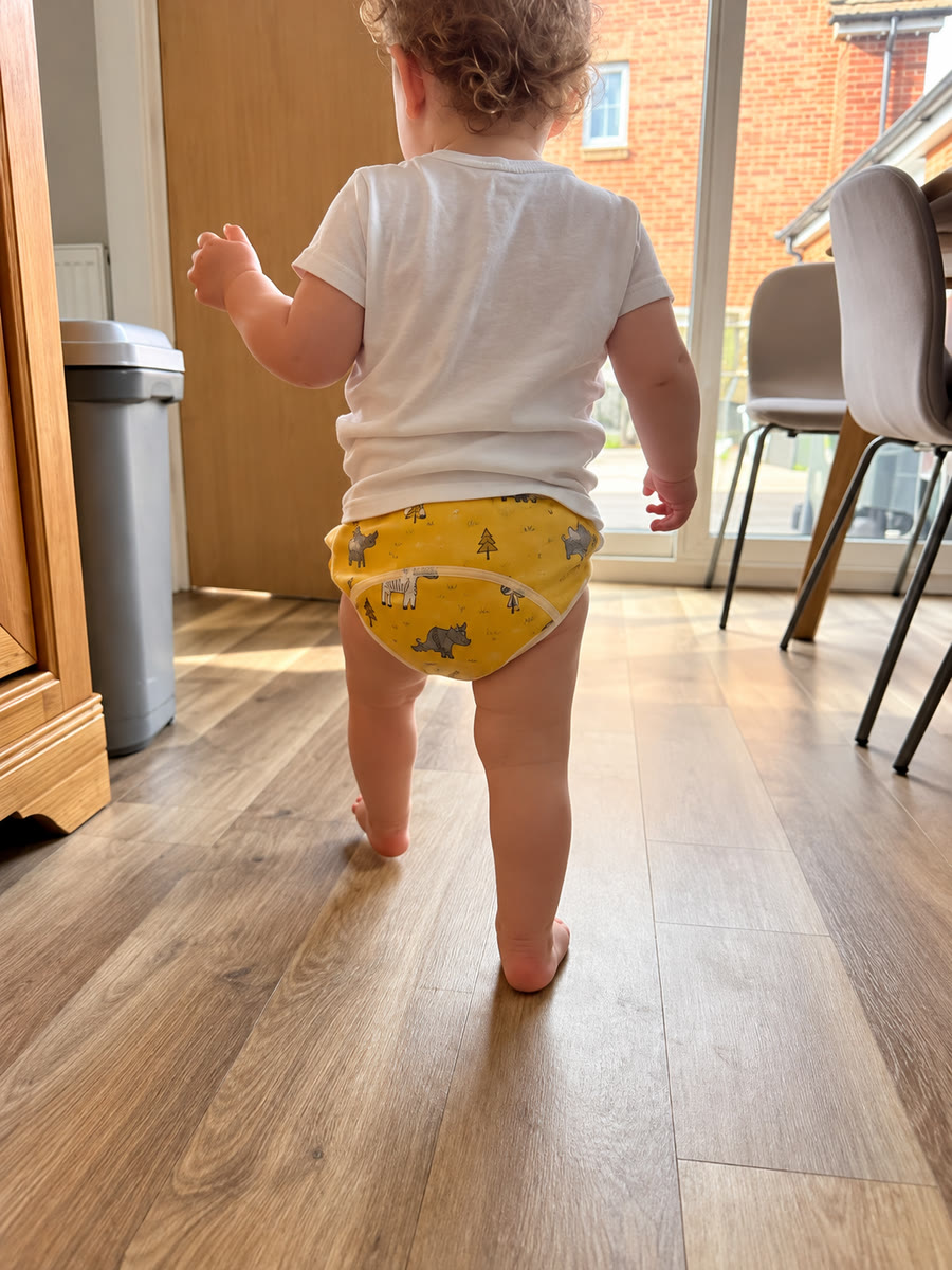 Nene caminando con el pañal de aprendizaje Nala