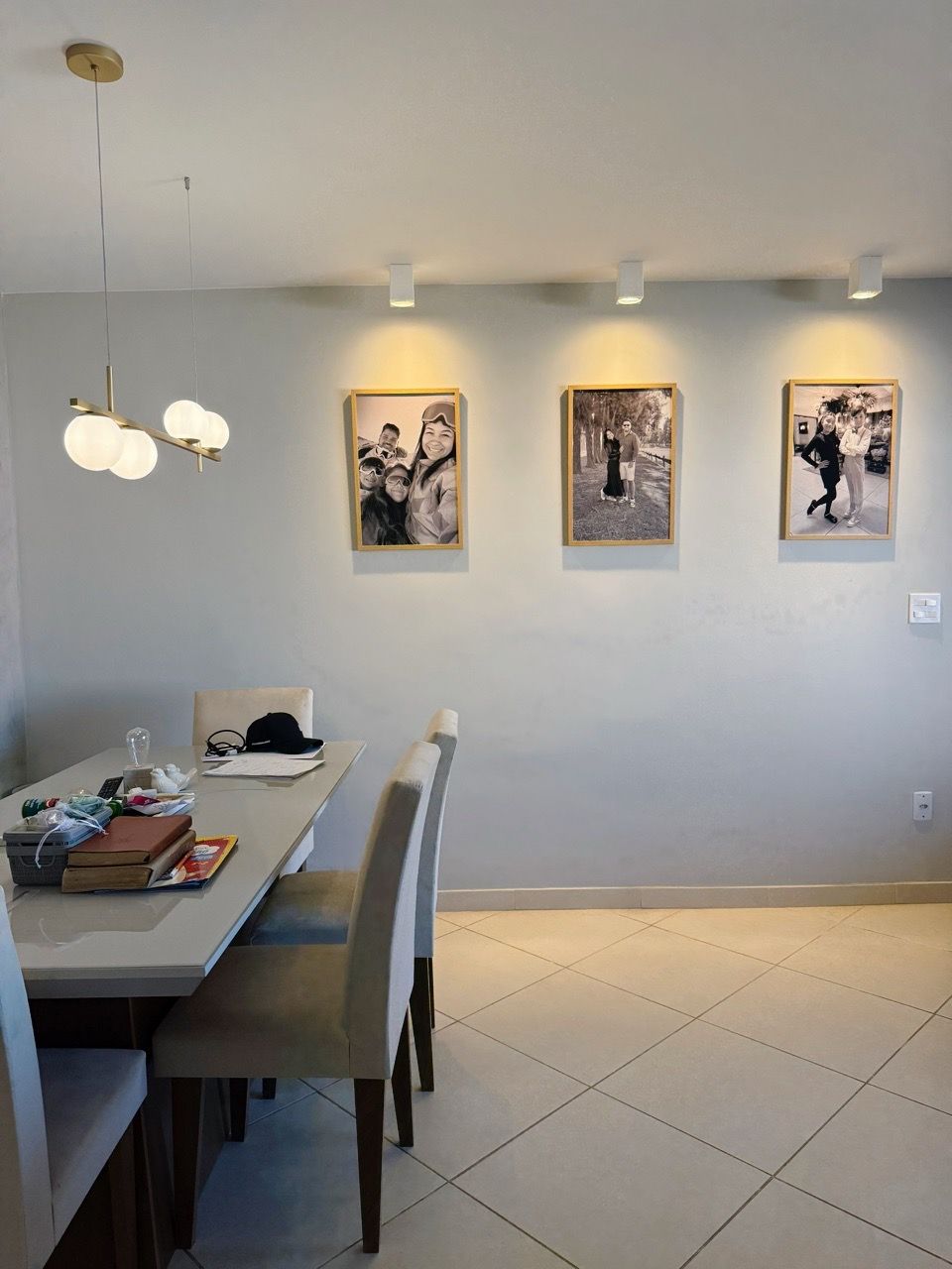 Foto de amandaadeep: três quadros de família na sala de jantar