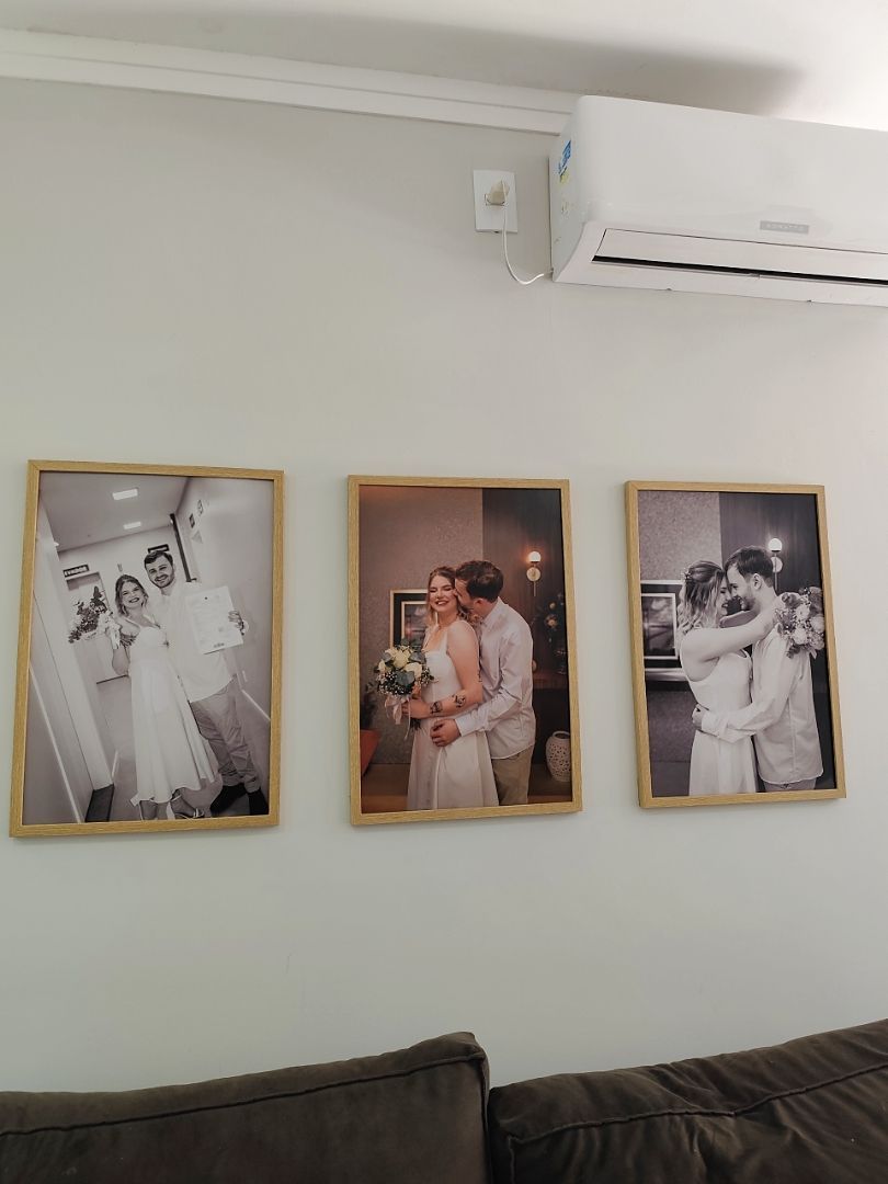 Foto de gabriella_berlanda042001: três quadros de casamento acima do sofá