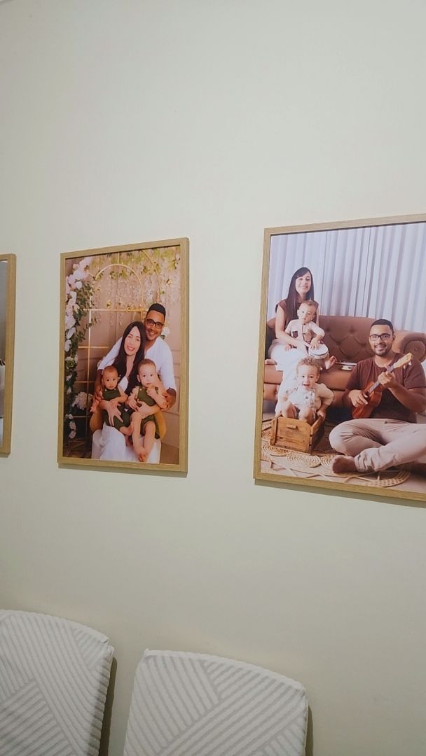 Foto de grazissc: quadros com fotos de família acima das cadeiras