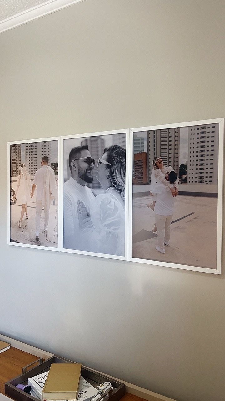 Foto de naathalypontes: três quadros brancos com fotos de casamento na parede
