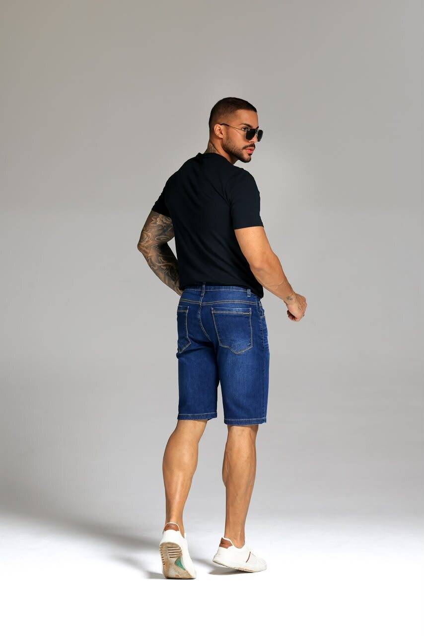Modelo masculino usando camiseta preta e bermuda jeans DUC