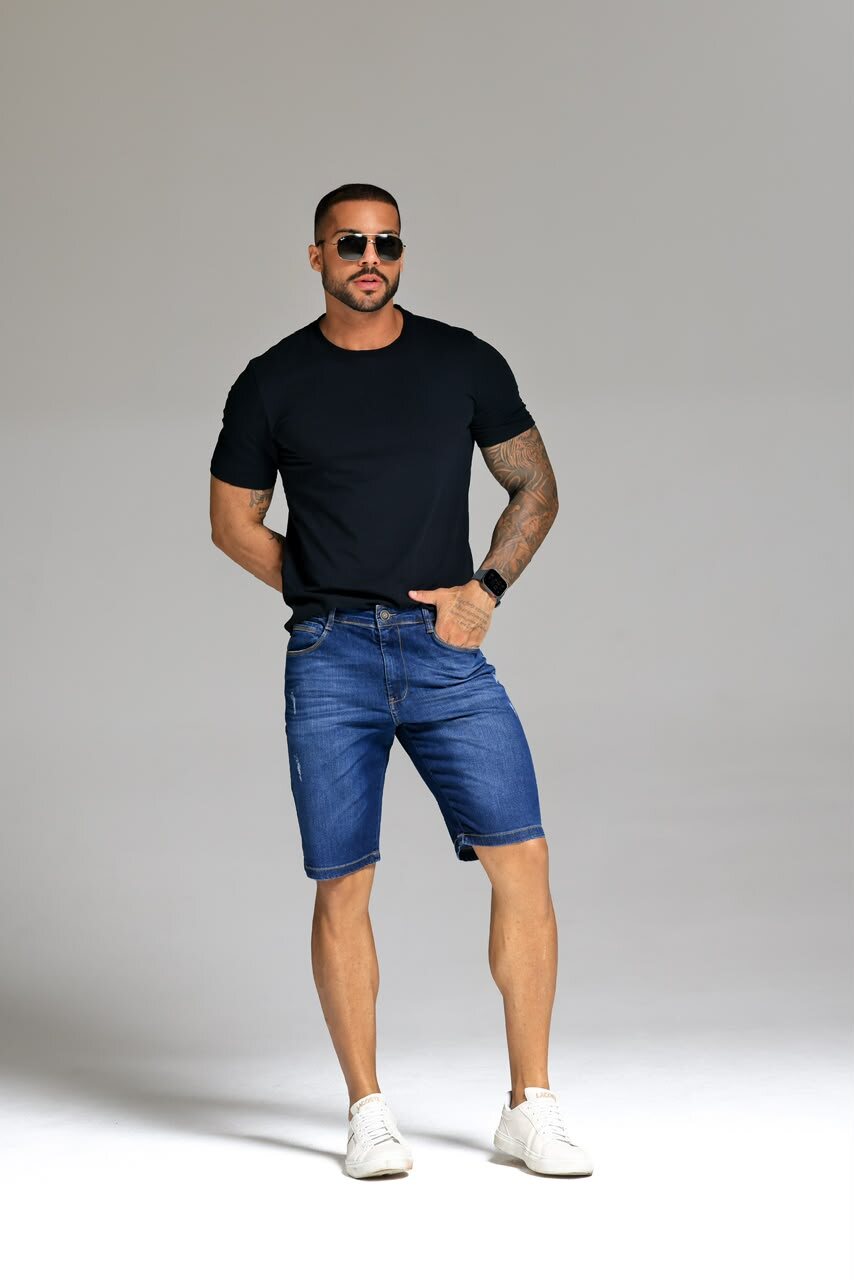 Modelo com bermuda jeans masculina DUC