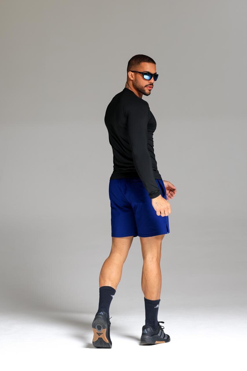 Modelo usando linha fitness masculina DUC