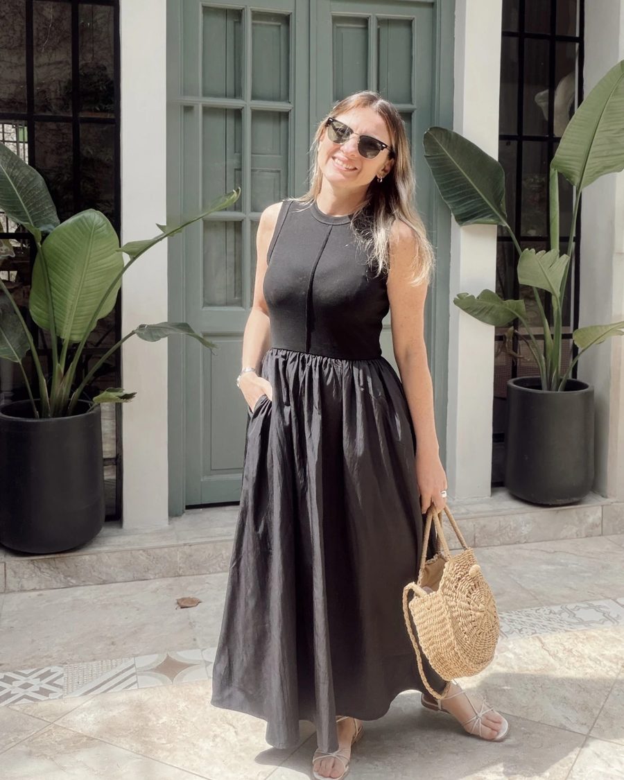 Vestido negro de Ámbar en una vereda de Rosario