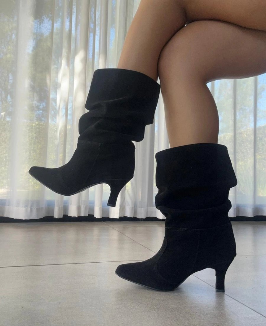 Botas Tiara frente a un ventanal