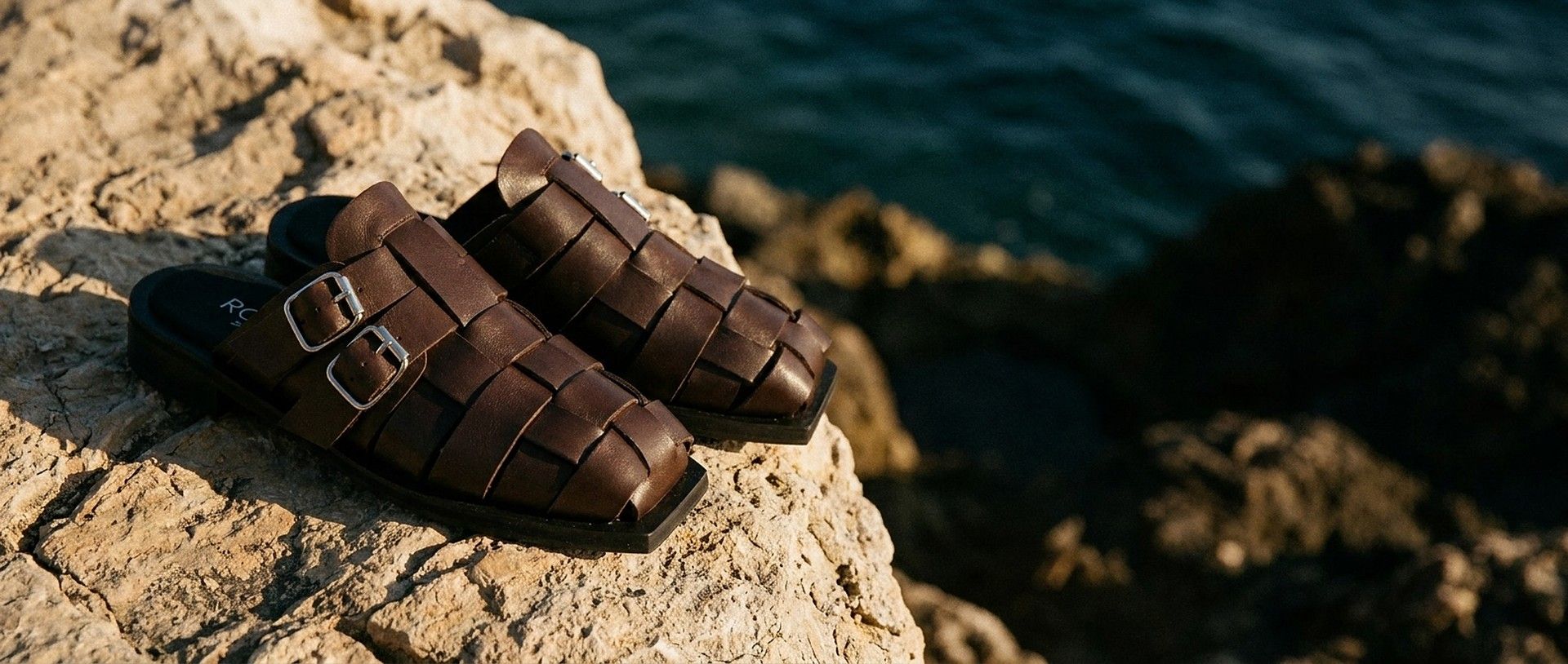 El par de la chata Kilia en chocolate sobre la costa