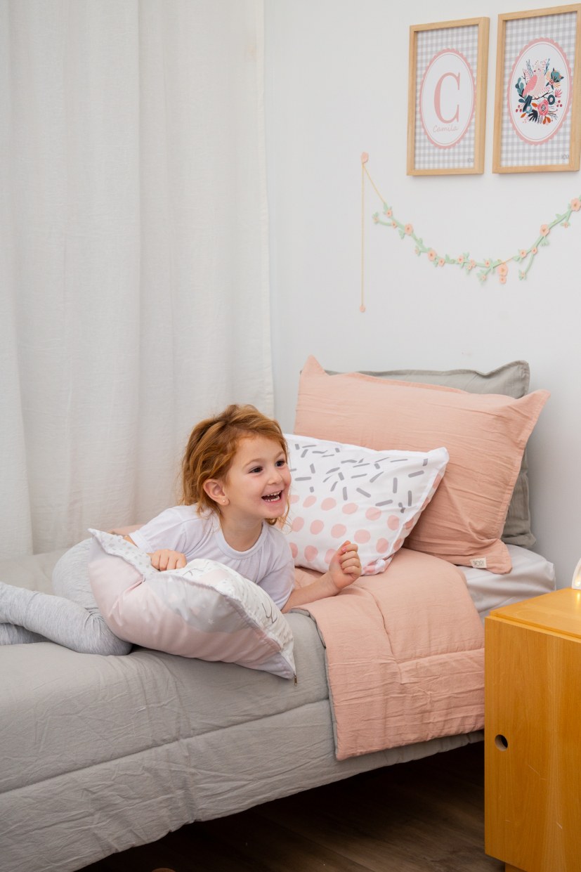 El cuarto de Camila: cama con el kit Tusor Dots Rosa y un cuadro con su inicial