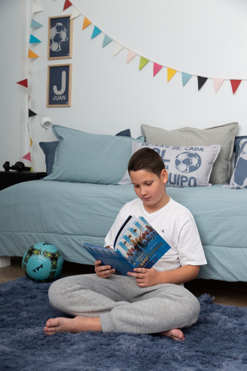 El cuarto de Juan: cama con el kit Tusor Hay Equipo! Fútbol y cuadros de fútbol con su nombre
