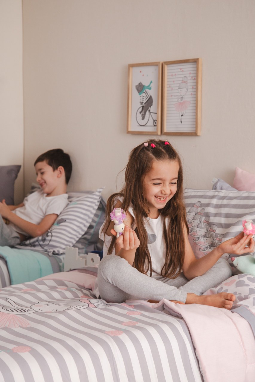 El cuarto de los mellis: cama con el kit Bailarina y dos cuadros que combinan