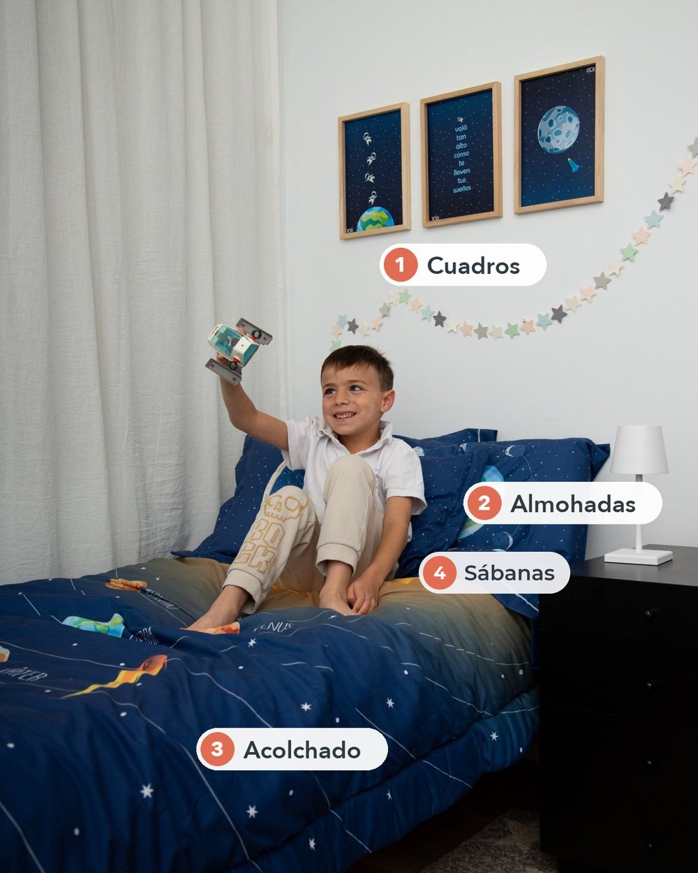 Cuarto con el tema del espacio en los cuadros, las almohadas, el acolchado y las sábanas
