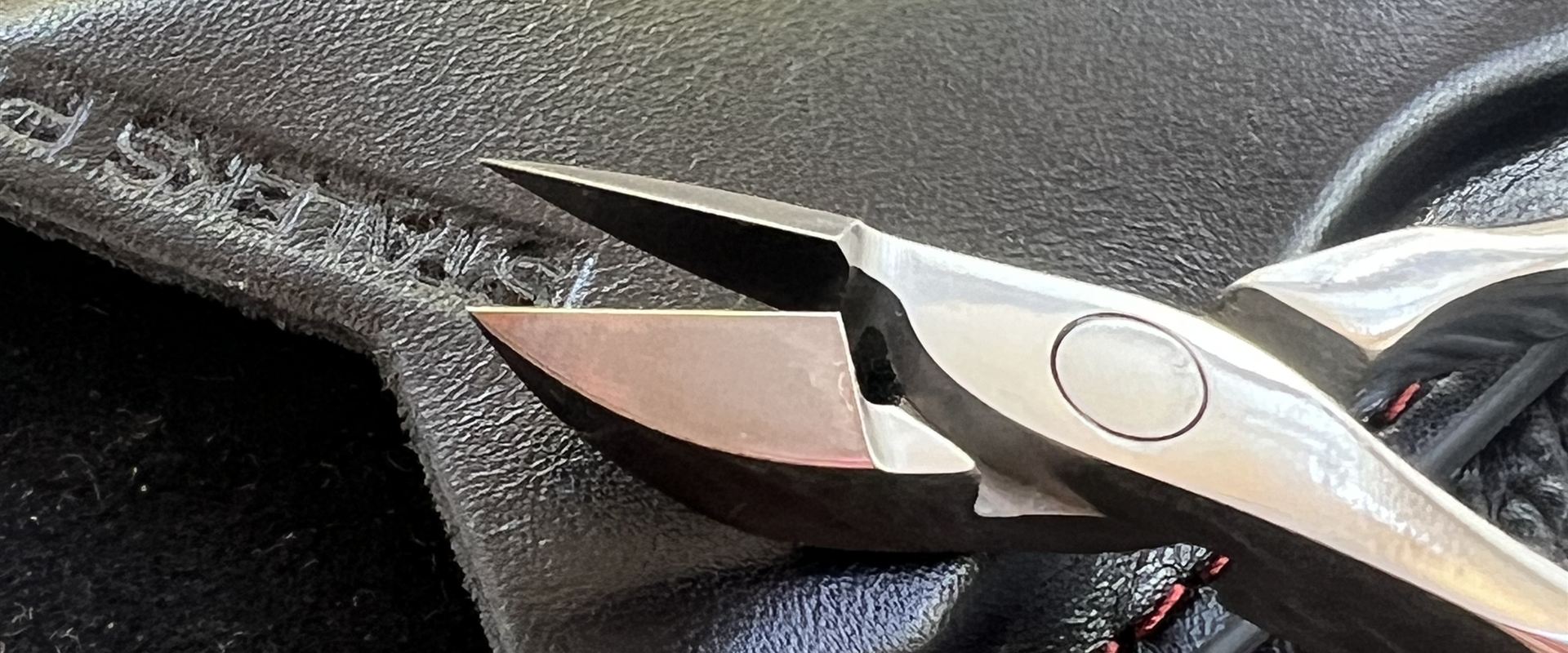 Alicate Staleks con el filo como nuevo sobre estuche de cuero