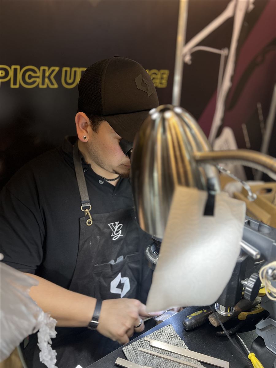 Maestro afilador revisando una herramienta bajo microscopio óptico en el taller de Staleks Argentina