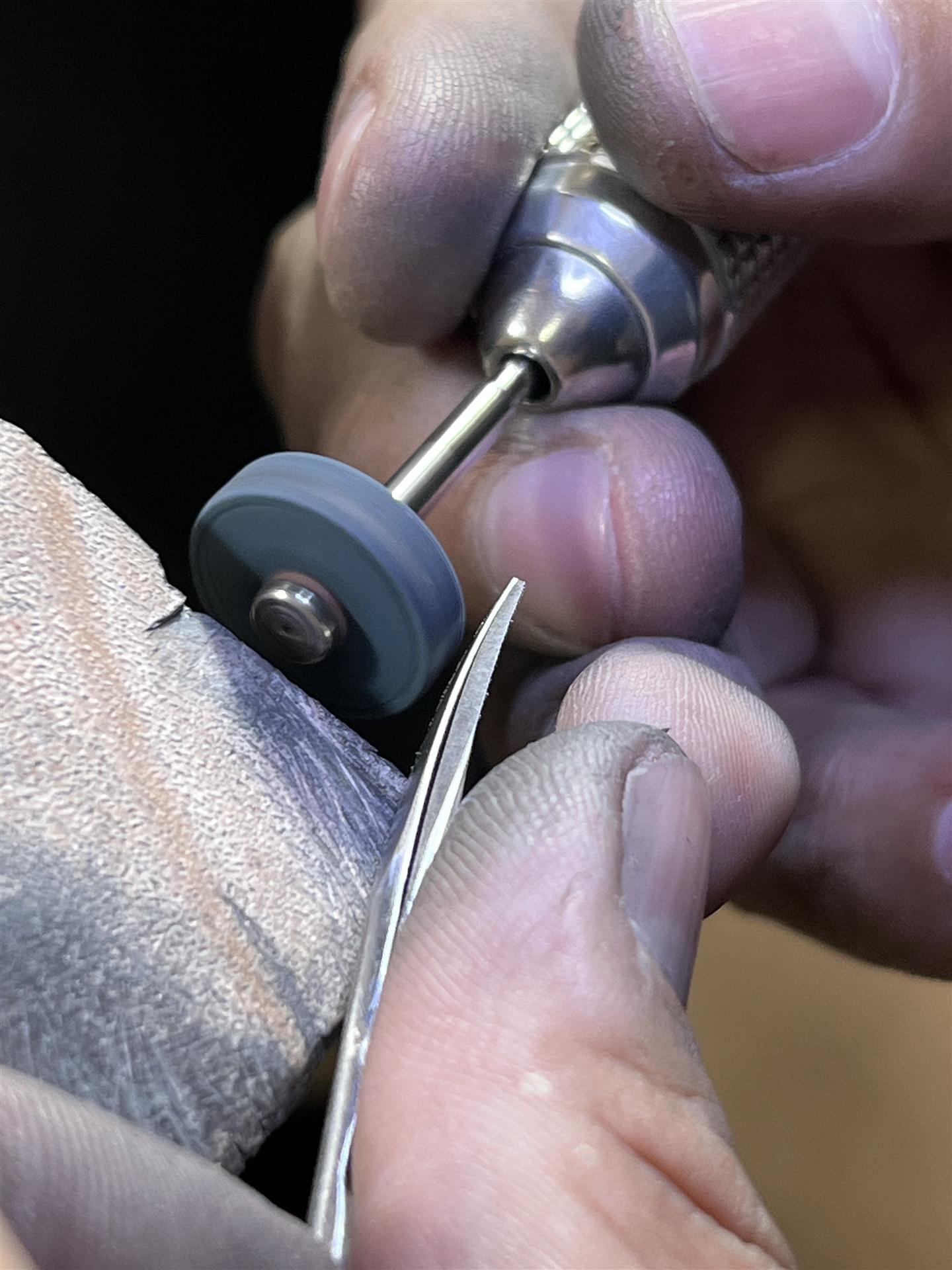 Pulido de precisión de una herramienta de manicura con instrumental rotatorio fino