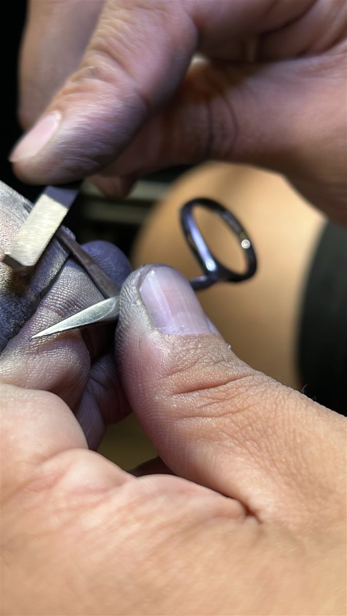 Terminación a mano del filo de una tijera de cutícula con lima de precisión